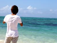 海を眺める男性