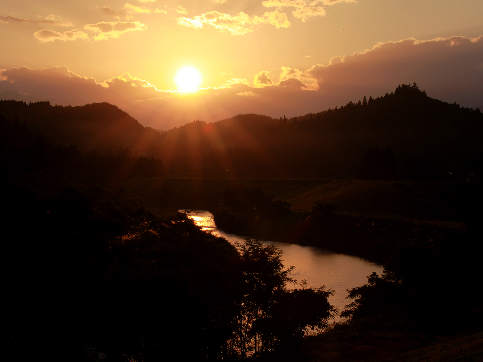 北上川に反射する夕日