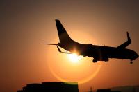 夕日と飛行機